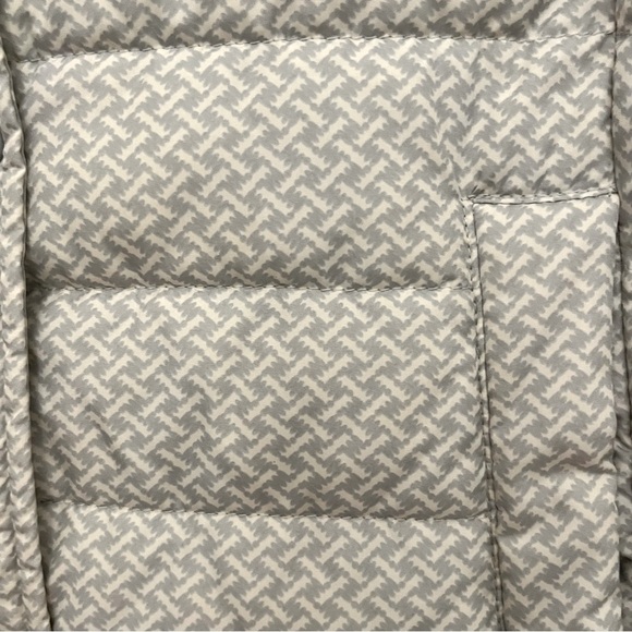 GAP Grey White Puffer Vest Large Outerwear. Zipper & Snap front buttons. Large - Picture 6 of 15